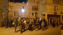 مستوطنون يهاجمون مسجدين في الخليل ويحطمون نوافذهما