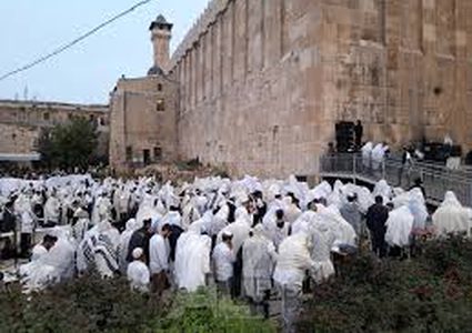 مئات المستوطنين يقتحمون باب الزاوية ويعتدون على المواطنين والمحلات التجا