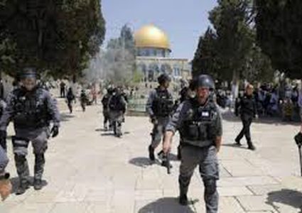 الاحتلال يعتقل معلما من الأقصى