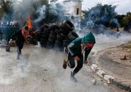 إصابات بالاختناق عقب تصدي المواطنين لمستوطنين اقتحموا بيت أمر شمال الخليل