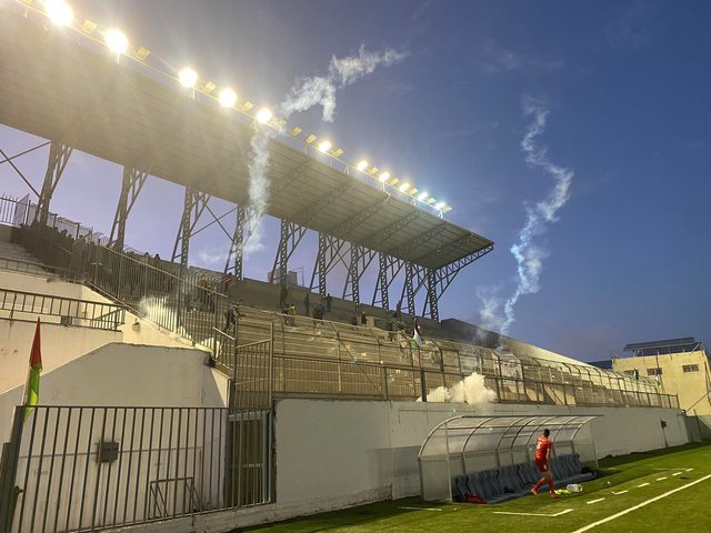 إصابات بين اللاعبين والجمهور جراء استهداف الاحتلال ملعب الخضر بقنابل الغاز
