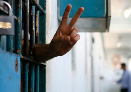 هيئة الأسرى: 4 أسرى يمرون بأوضاع صحية سيئة في معتقلات الاحتلال