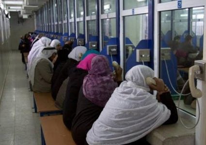 سلطات الاحتلال تحتجز والدة أسير من قباطية خلال زيارتها له