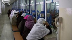 سلطات الاحتلال تحتجز والدة أسير من قباطية خلال زيارتها له