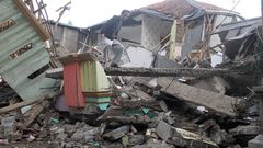 ارتفاع ضحايا زلزال اندونيسيا إلى 162 قتيلا