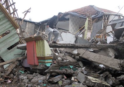 ارتفاع ضحايا زلزال اندونيسيا إلى 162 قتيلا