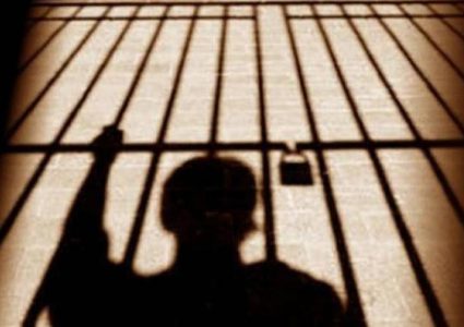 الاحتلال يحكم على شاب من عجة بالسجن لمدة عام وغراة مالية