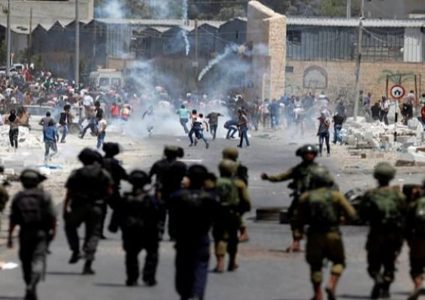 إصابات عشرات الطلبة في "خضوري" بالاختناق خلال اعتداء قوات الاحتلال على الجامعة