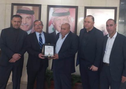 منظمة التحرير تكرم النائب خليل عطية على مواقفه الداعمة للقضية الفلسطينية