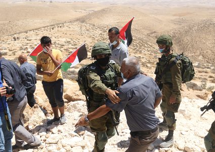 الاحتلال يعتدي على نشطاء ضد الاستيطان في الخليل