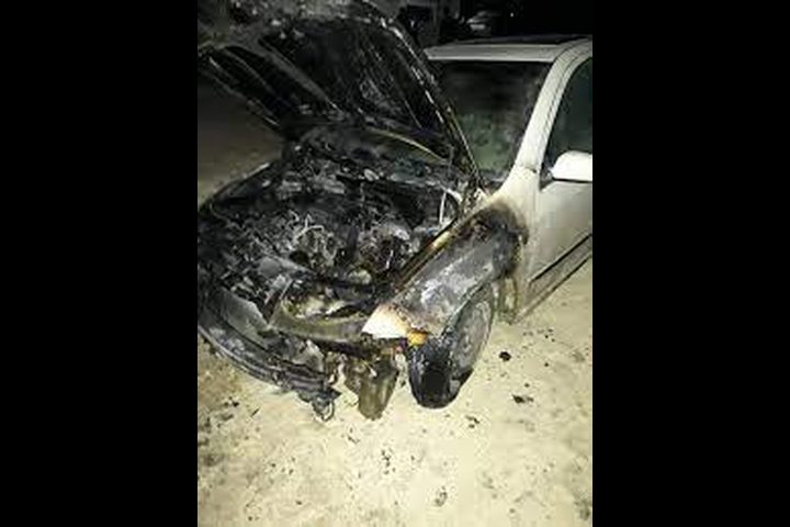 مستوطنون يقومون بإحراق سيارات في قريتي ابو غوش وعين نقوبا بالقدس