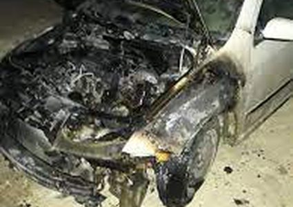 مستوطنون يقومون بإحراق سيارات في قريتي ابو غوش وعين نقوبا بالقدس