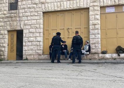 جندي إسرائيلي يعتدي على متضامن مع أهالي تل الرميدة بالخليل