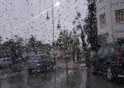 الطقس: أجواء غائمة وزخات متفرقة من الأمطار