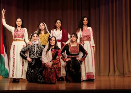 عرض للأثواب الفلسطينية في روسيا لمناسبة يوم التضامن مع شعبنا