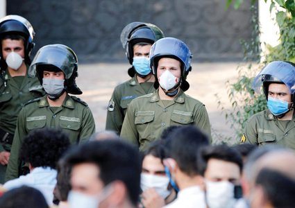 إيران تفرج بكفالة عن ناشط ولاعب كرة قدم