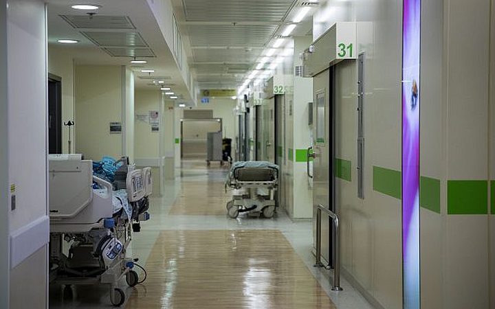 مستشفى هداسا يفصل دكتورا لتقديمه حلوى لطفل مصاب برصاص الاحتلال