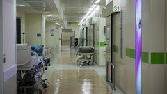 مستشفى هداسا يفصل دكتورا لتقديمه حلوى لطفل مصاب برصاص الاحتلال