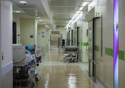 مستشفى هداسا يفصل دكتورا لتقديمه حلوى لطفل مصاب برصاص الاحتلال