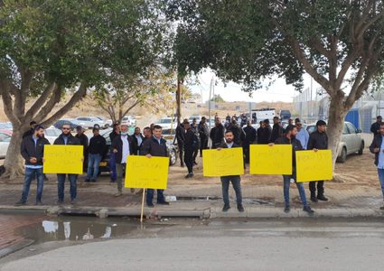 وقفة احتجاجية في رهط للمطالبة بتوفير الأمان لسائقي الحافلات بعد تعرضها للتكسير