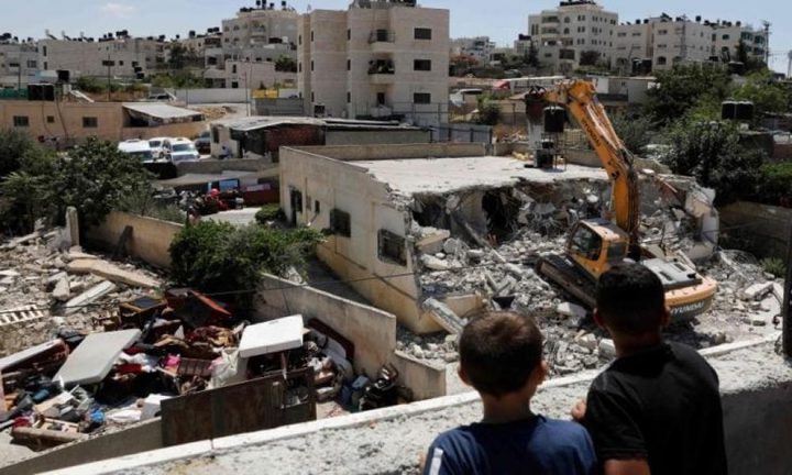 الاحتلال يخطر بهدم مدرسة خشم الكرم جنوب الخليل