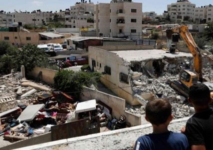 الاحتلال يخطر بهدم مدرسة خشم الكرم جنوب الخليل