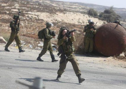 إصابة شاب بالرصاص الحي خلال اقتحام الاحتلال قرية المغير شرق رام الله