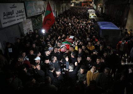 الآلاف يشيعون جثمان الشهيد بدارنة في يعبد