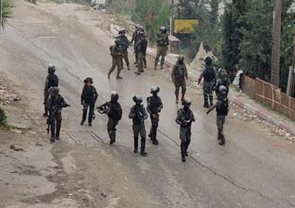 الاحتلال يحتجز طفلين عقب اندلاع مواجهات في قرية المغير