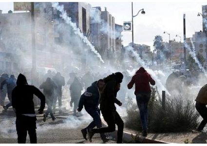 إصابات بالاختناق خلال قمع الاحتلال مسيرة طلابية في مخيم العروب شمال الخليل