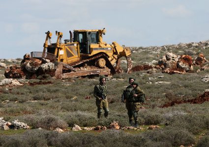 مستوطنون يجرفون حوالي 60 دونما شرق العوجا