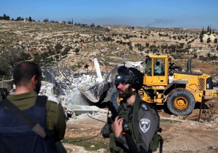 قوات الاحتلال تهدم بيوتا بلاستيكية وبركسات جنوب نابلس