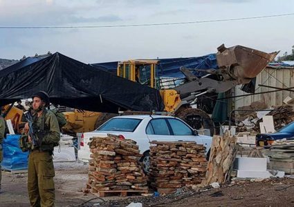 الاحتلال يهدم منشأتين تجاريتين في قلنديا شمال غرب القدس