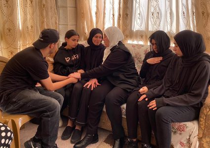 غنام تقدم العزاء لزوجة وأبناء الشهيد راني أبو علي