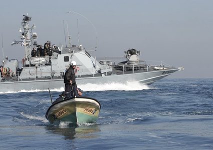 زوارق الاحتلال تستهدف الصيادين ببحر شمال غزة
