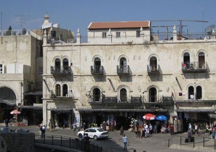 مستوطنون يهدمون جدراناً أثرية من فندق البتراء في القدس