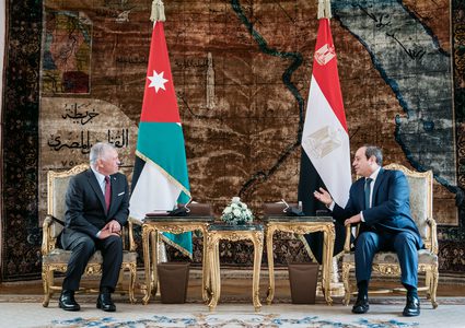 العاهل الأردني والرئيس المصري يؤكدان أهمية تكثيف الجهود لتحقيق السلام