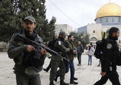الاحتلال يبعد شقيقتين عن المسجد الاقصى