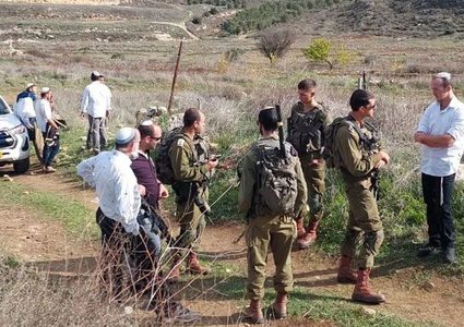 سنجل : مستوطنون يعتدون على المزارعين ويمنعوهم من حراثة وزراعة ارضهم