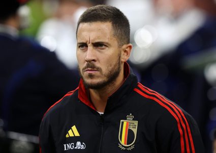 هازارد يدرس الاعتزال الدولي