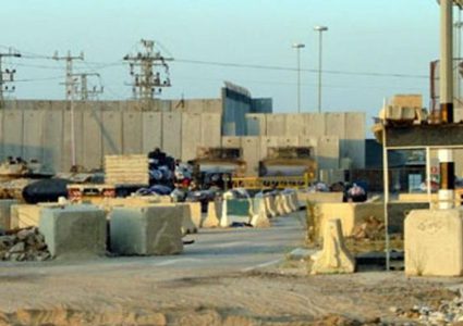 الاحتلال يبدأ بتفكيك معبر المنطار لاستبداله بجدار اسمنتي شرق غزة