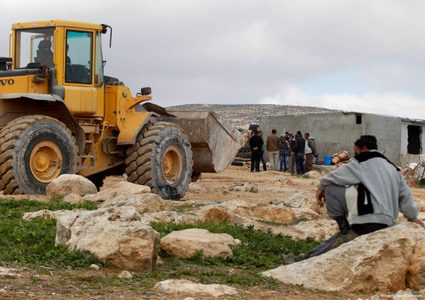 قوات الاحتلال تهدم غرفتين زراعيتين في بلدة إذنا غرب الخليل