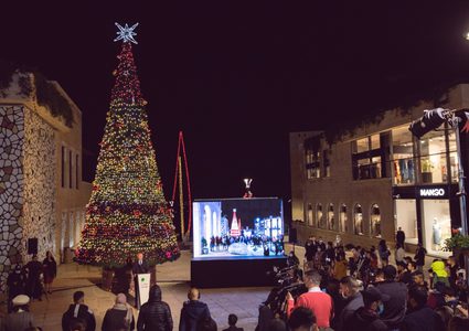 الاحتفال بإضاءة شجرة الميلاد في رام الله