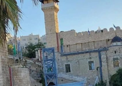 سلطات الاحتلال تواصل بناء المصعد الكهربائي التهويدي في المسجد الإبراهيمي