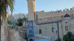 سلطات الاحتلال تواصل بناء المصعد الكهربائي التهويدي في المسجد الإبراهيمي