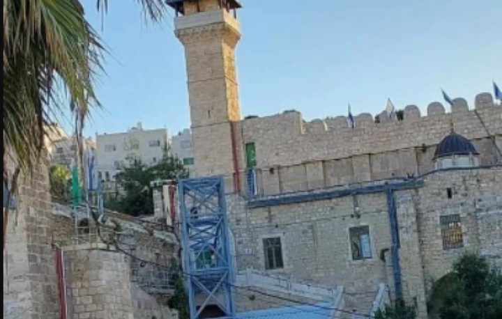 سلطات الاحتلال تواصل بناء المصعد الكهربائي التهويدي في المسجد الإبراهيمي