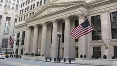 الدولار الأمريكي يتراجع مع التكهنات بتباطؤ رفع أسعار الفائدة الأمريكية