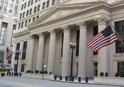 الدولار الأمريكي يتراجع مع التكهنات بتباطؤ رفع أسعار الفائدة الأمريكية