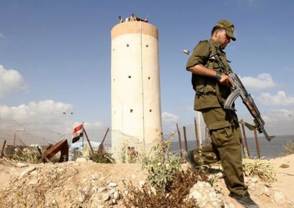 اسرائيل: اعتقال 10 مهربين مصريين اجتازوا الحدود