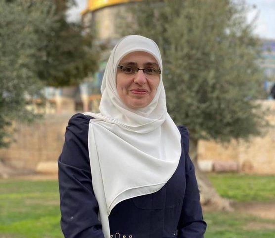 سلطات الاحتلال تسلم مرابطة مقدسية بلاغا لمراجعة مخابراته